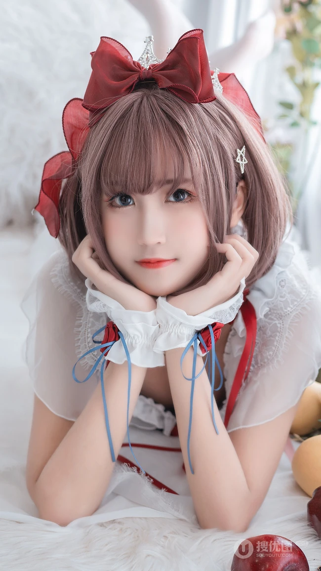 性感女仆请你吃苹果，如此女仆太养眼了！