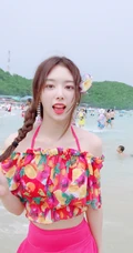 孔雪儿晒海边浴场可爱气质自拍照，清凉花上衣搭配麻花辫，又甜又美