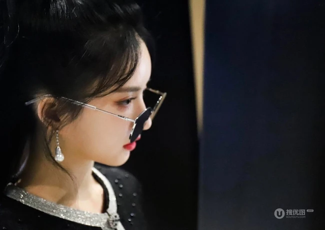创造营2020-刘些宁微博晒黑衣搭墨镜酷美写真