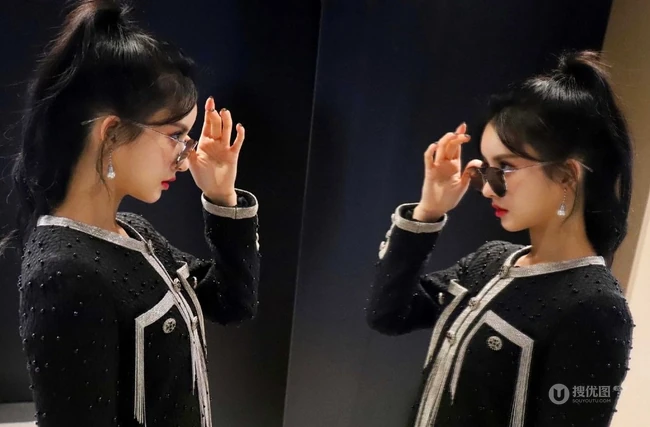 创造营2020-刘些宁微博晒黑衣搭墨镜酷美写真