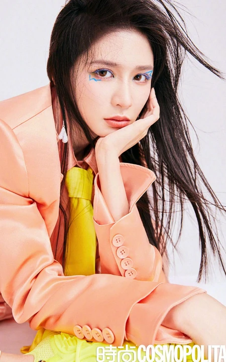 蔡卓宜夏日蓝蝴蝶妆登《时尚COSMO》杂志写真