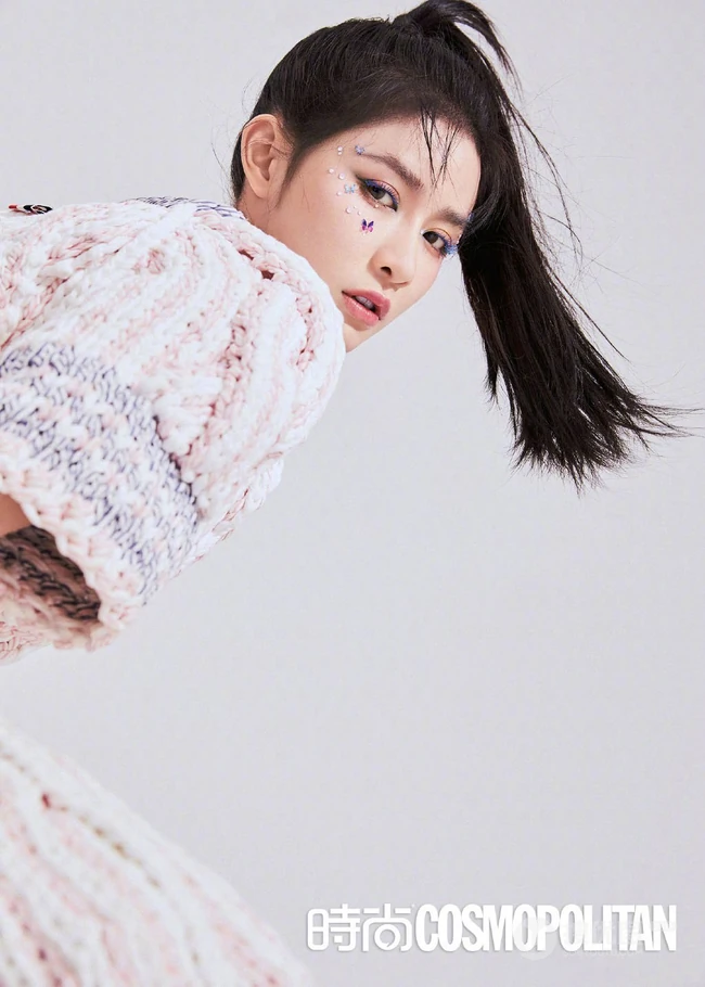 蔡卓宜夏日蓝蝴蝶妆登《时尚COSMO》杂志写真