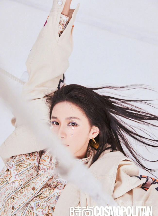 蔡卓宜夏日蓝蝴蝶妆登《时尚COSMO》杂志写真