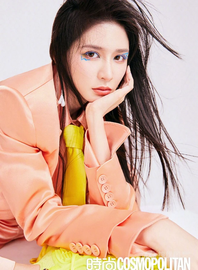 蔡卓宜夏日蓝蝴蝶妆登《时尚COSMO》杂志写真