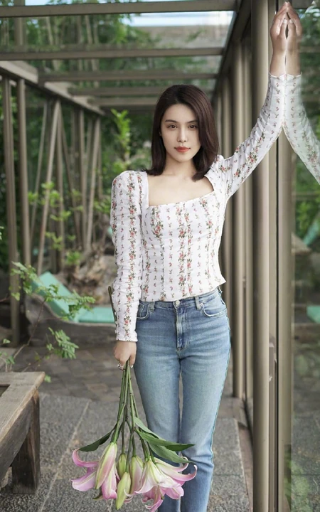 韩丹桐的清爽淡雅夏日休闲风穿衣搭配美照