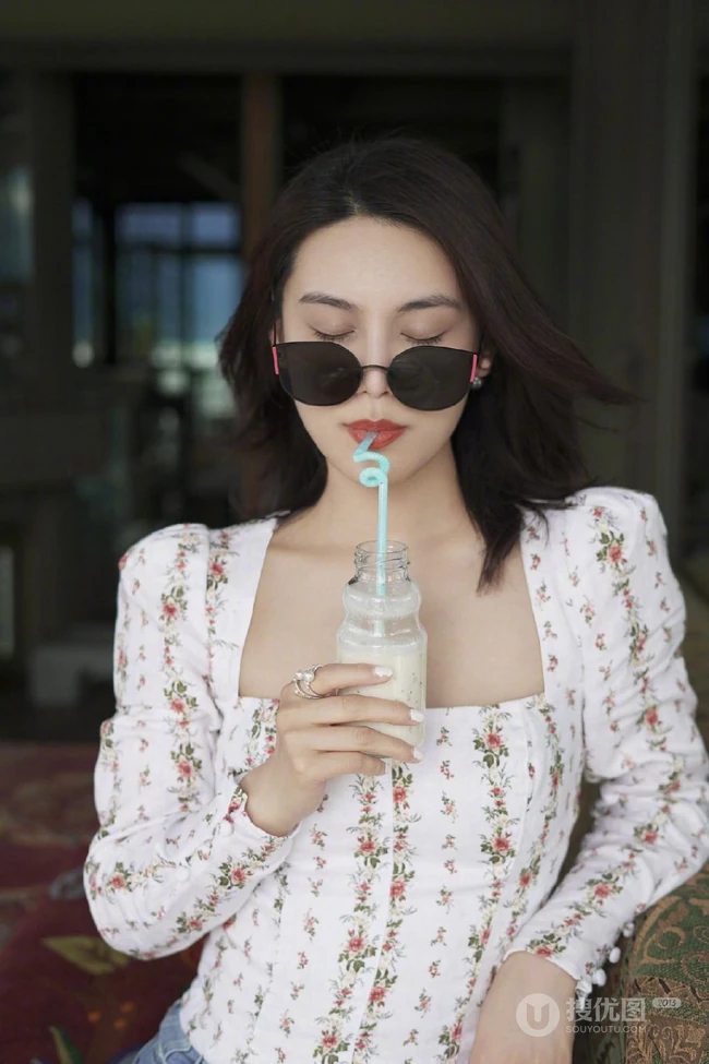 韩丹桐的清爽淡雅夏日休闲风穿衣搭配美照