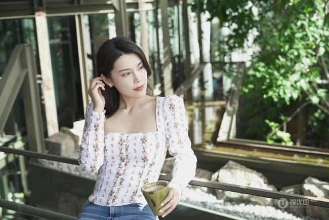 韩丹桐的清爽淡雅夏日休闲风穿衣搭配美照