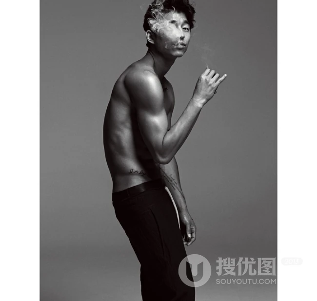 演员孔刘造型上身大秀腹肌，纹身，颓废感十足黑白写真图片