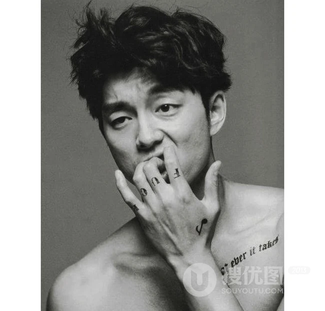 演员孔刘造型上身大秀腹肌，纹身，颓废感十足黑白写真图片