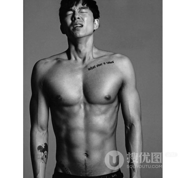 演员孔刘造型上身大秀腹肌，纹身，颓废感十足黑白写真图片