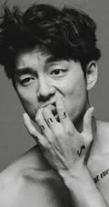 演员孔刘造型上身大秀腹肌，纹身，颓废感十足黑白写真图片