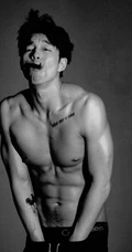 演员孔刘造型上身大秀腹肌，纹身，颓废感十足黑白写真图片