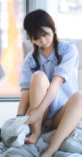 超可爱治愈系浅粉小妹俏皮室内，以及制服短裙街拍写真图片集