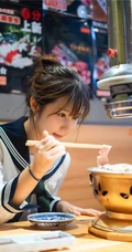 超可爱治愈系浅粉小妹俏皮室内，以及制服短裙街拍写真图片集