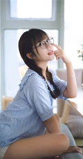 超可爱治愈系浅粉小妹俏皮室内，以及制服短裙街拍写真图片集