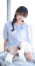 超可爱治愈系浅粉小妹俏皮室内，以及制服短裙街拍写真图片集