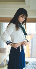 超可爱治愈系浅粉小妹俏皮室内，以及制服短裙街拍写真图片集
