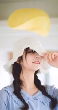 超可爱治愈系浅粉小妹俏皮室内，以及制服短裙街拍写真图片集