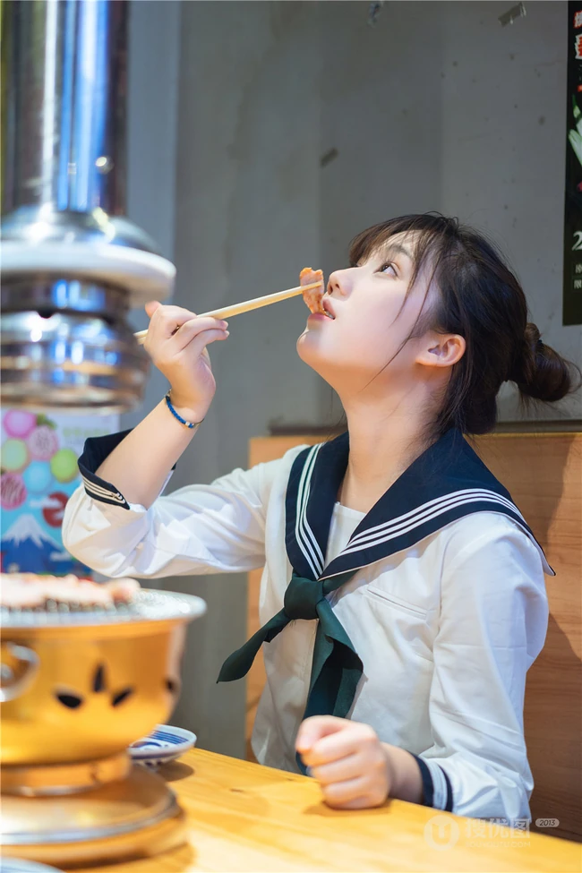 超可爱治愈系浅粉小妹俏皮室内，以及制服短裙街拍写真图片集