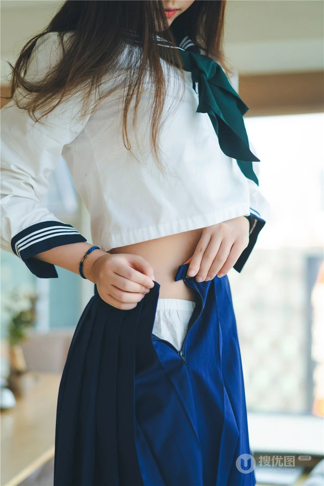 超可爱治愈系浅粉小妹俏皮室内，以及制服短裙街拍写真图片集
