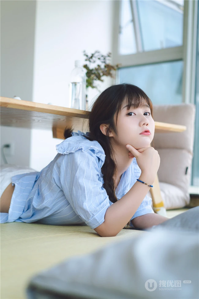 超可爱治愈系浅粉小妹俏皮室内，以及制服短裙街拍写真图片集