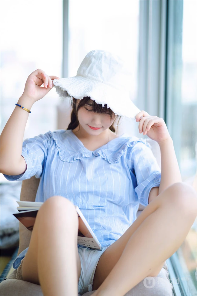 超可爱治愈系浅粉小妹俏皮室内，以及制服短裙街拍写真图片集