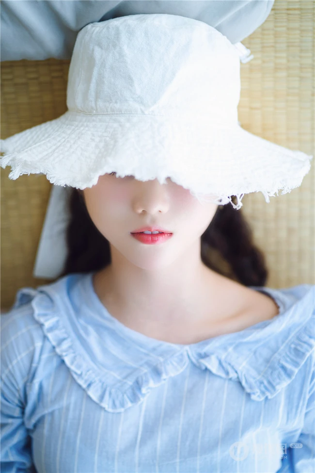 超可爱治愈系浅粉小妹俏皮室内，以及制服短裙街拍写真图片集