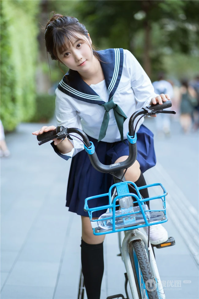 超可爱治愈系浅粉小妹俏皮室内，以及制服短裙街拍写真图片集