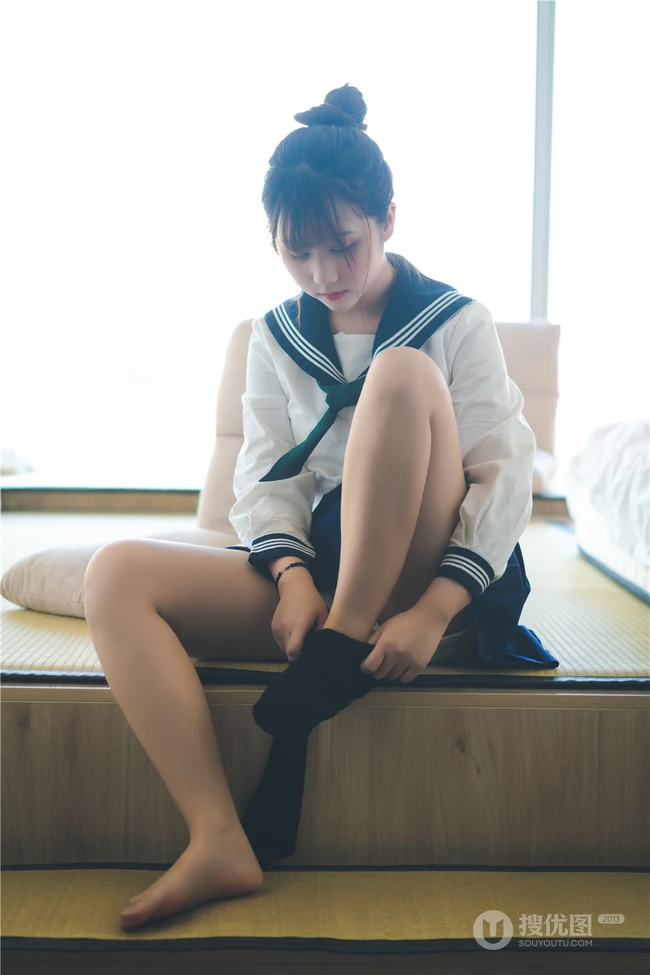 超可爱治愈系浅粉小妹俏皮室内，以及制服短裙街拍写真图片集