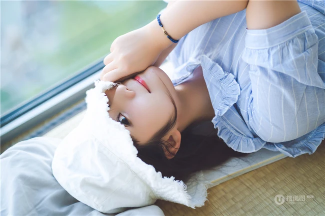 超可爱治愈系浅粉小妹俏皮室内，以及制服短裙街拍写真图片集