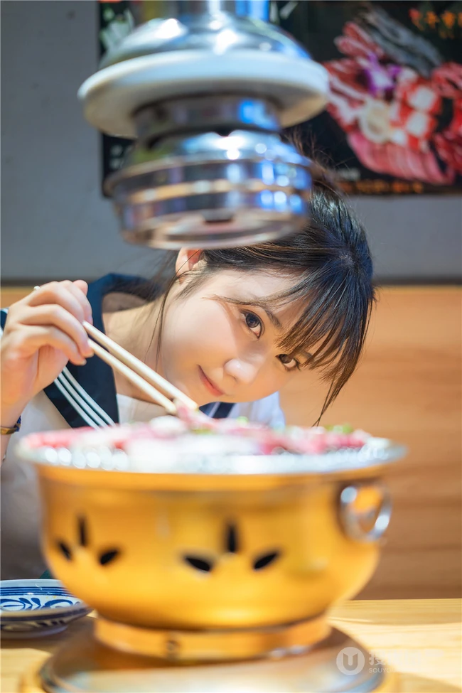 超可爱治愈系浅粉小妹俏皮室内，以及制服短裙街拍写真图片集