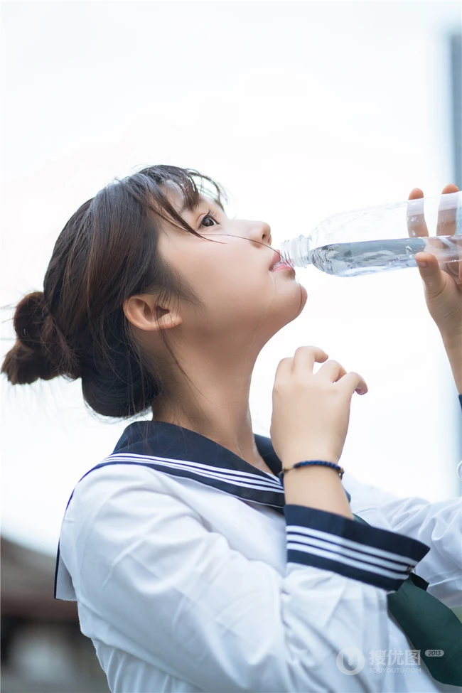 超可爱治愈系浅粉小妹俏皮室内，以及制服短裙街拍写真图片集