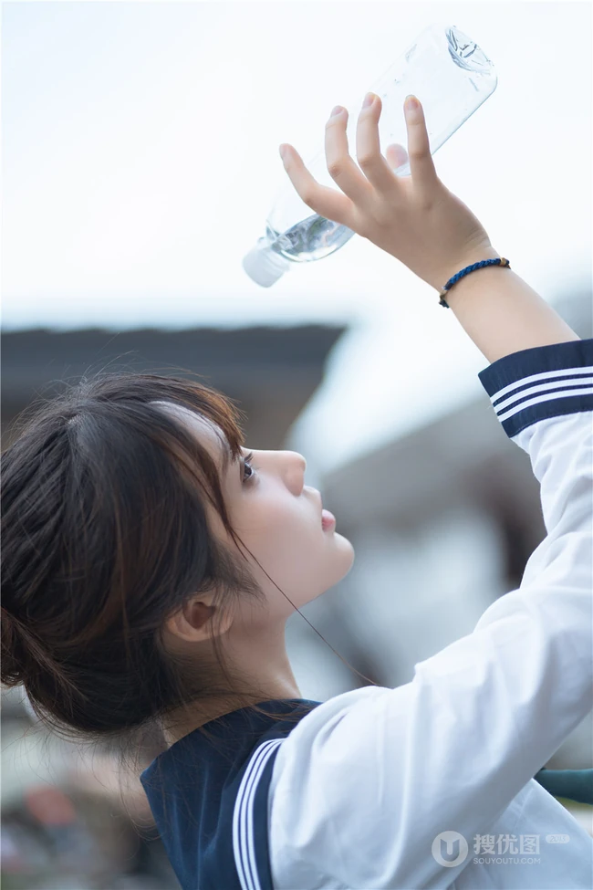 超可爱治愈系浅粉小妹俏皮室内，以及制服短裙街拍写真图片集