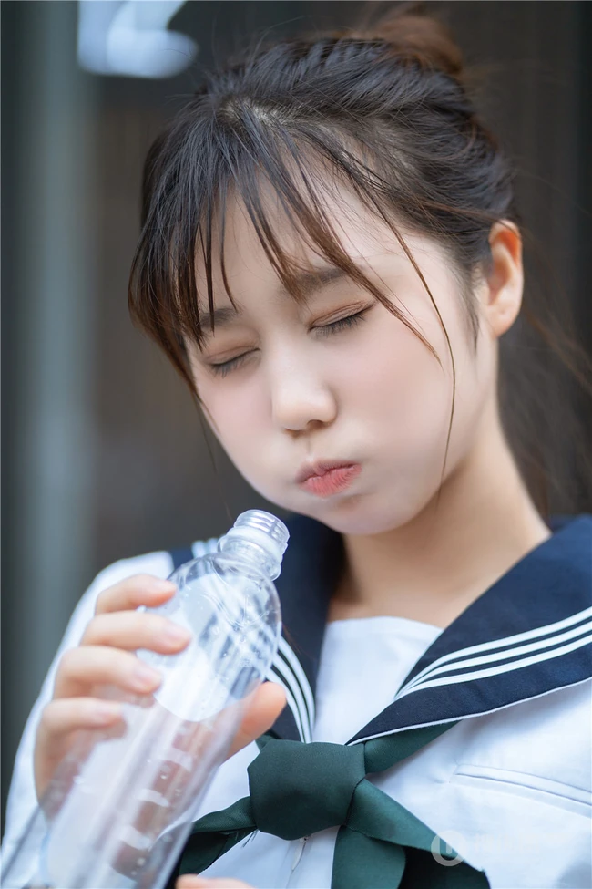 超可爱治愈系浅粉小妹俏皮室内，以及制服短裙街拍写真图片集