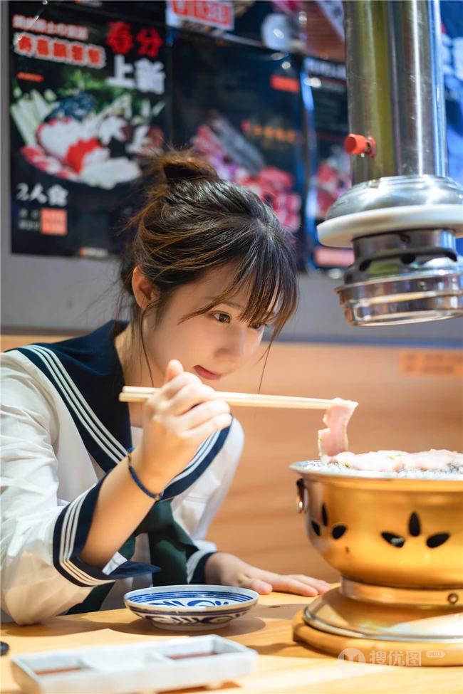 超可爱治愈系浅粉小妹俏皮室内，以及制服短裙街拍写真图片集