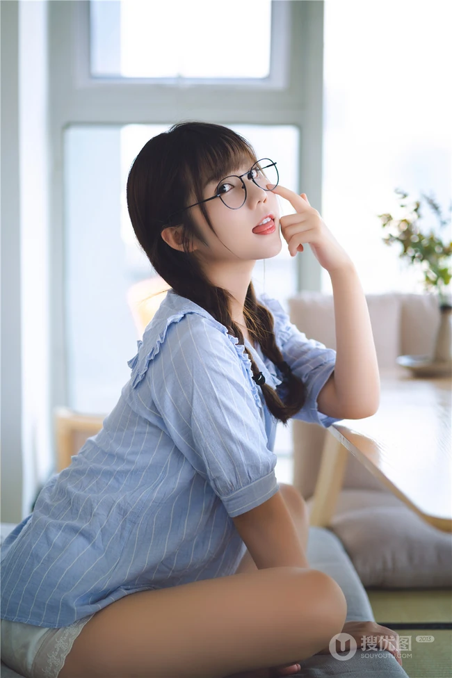 超可爱治愈系浅粉小妹俏皮室内，以及制服短裙街拍写真图片集