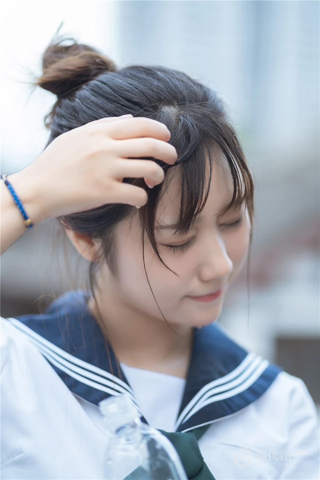 超可爱治愈系浅粉小妹俏皮室内，以及制服短裙街拍写真图片集