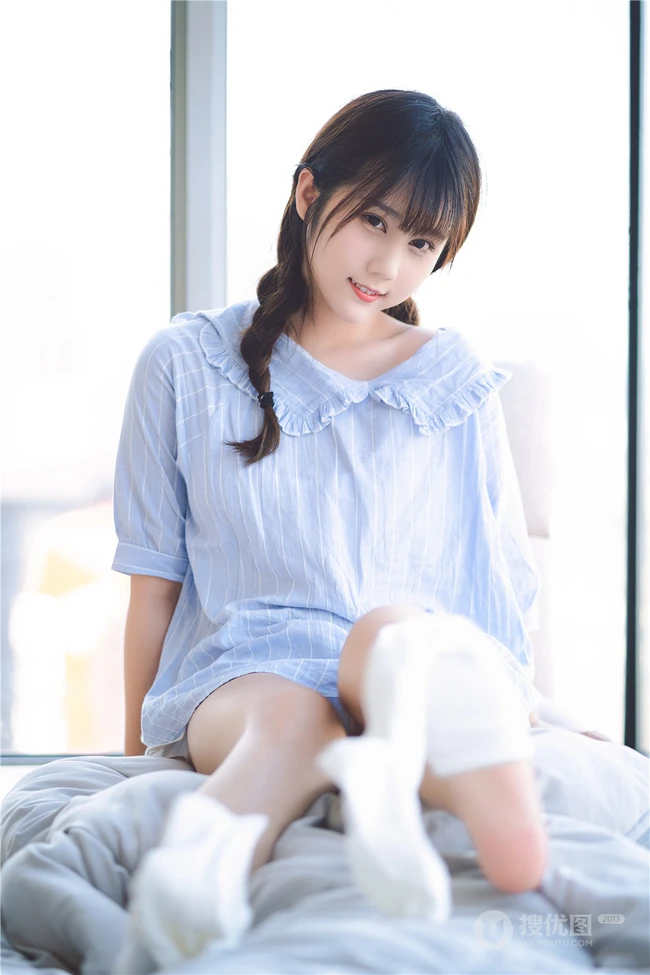 超可爱治愈系浅粉小妹俏皮室内，以及制服短裙街拍写真图片集
