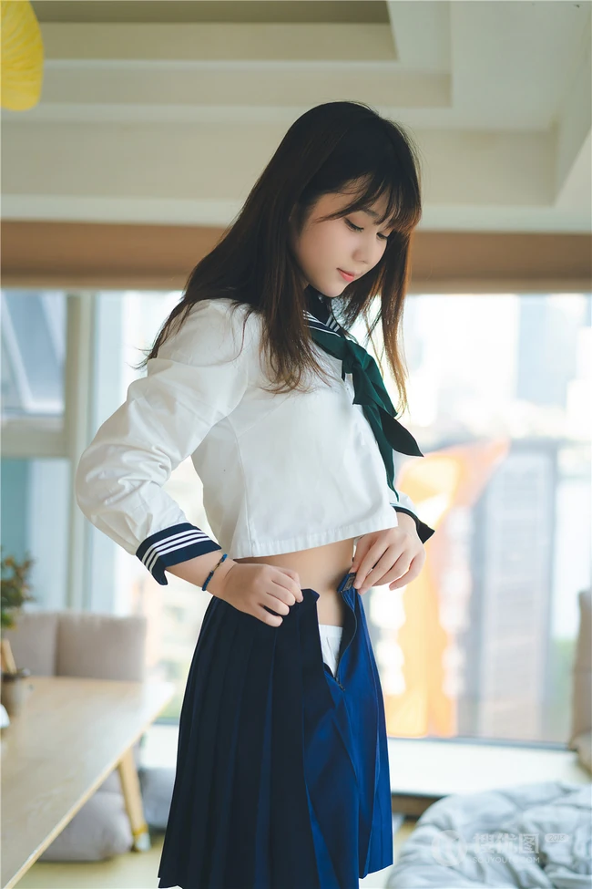 超可爱治愈系浅粉小妹俏皮室内，以及制服短裙街拍写真图片集