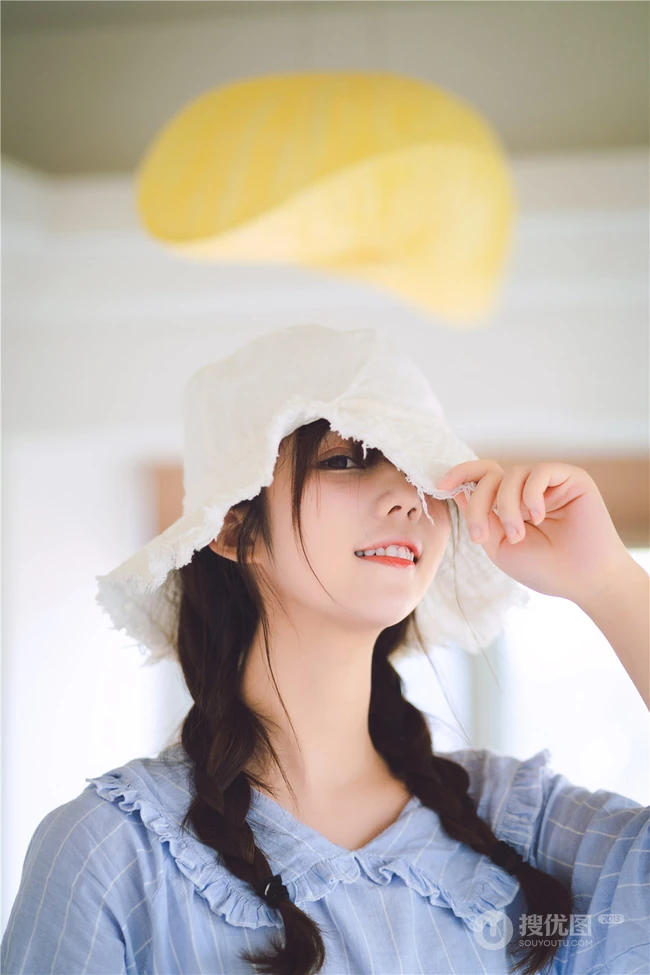 超可爱治愈系浅粉小妹俏皮室内，以及制服短裙街拍写真图片集