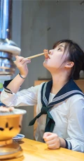 超可爱治愈系浅粉小妹俏皮室内，以及制服短裙街拍写真图片集