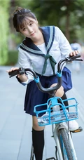 超可爱治愈系浅粉小妹俏皮室内，以及制服短裙街拍写真图片集