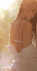 那动人的背影，逆光下的窗前长发柔女生生唯美动人室内写真图片