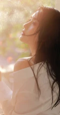 那动人的背影，逆光下的窗前长发柔女生生唯美动人室内写真图片