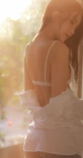 那动人的背影，逆光下的窗前长发柔女生生唯美动人室内写真图片