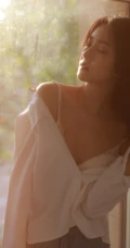 那动人的背影，逆光下的窗前长发柔女生生唯美动人室内写真图片