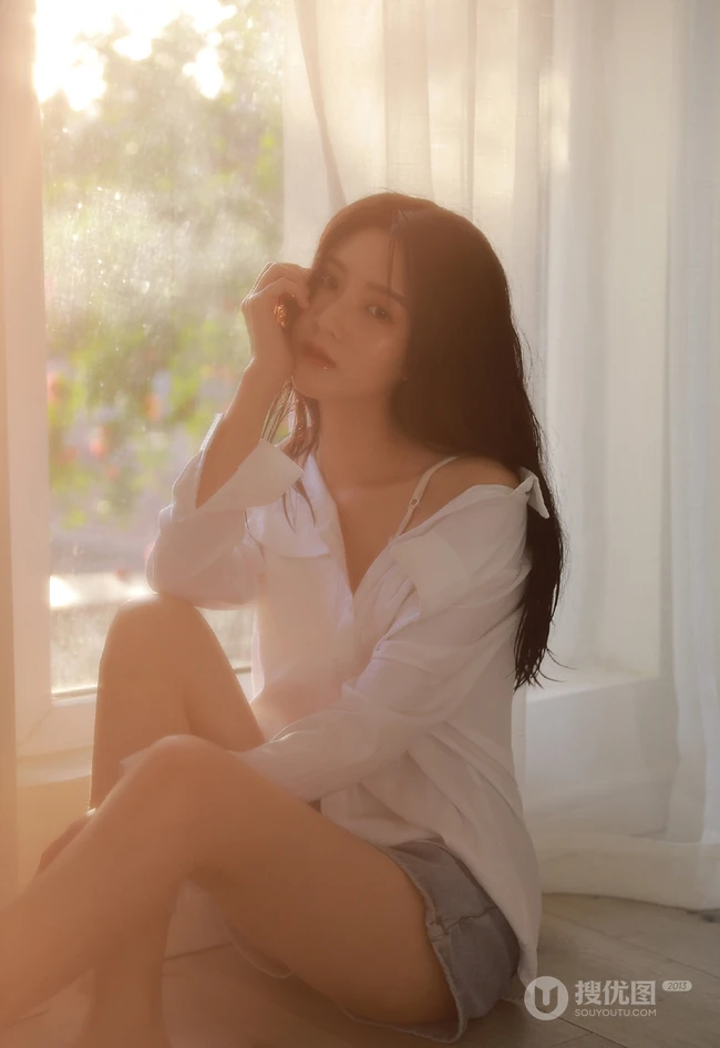 那动人的背影，逆光下的窗前长发柔女生生唯美动人室内写真图片