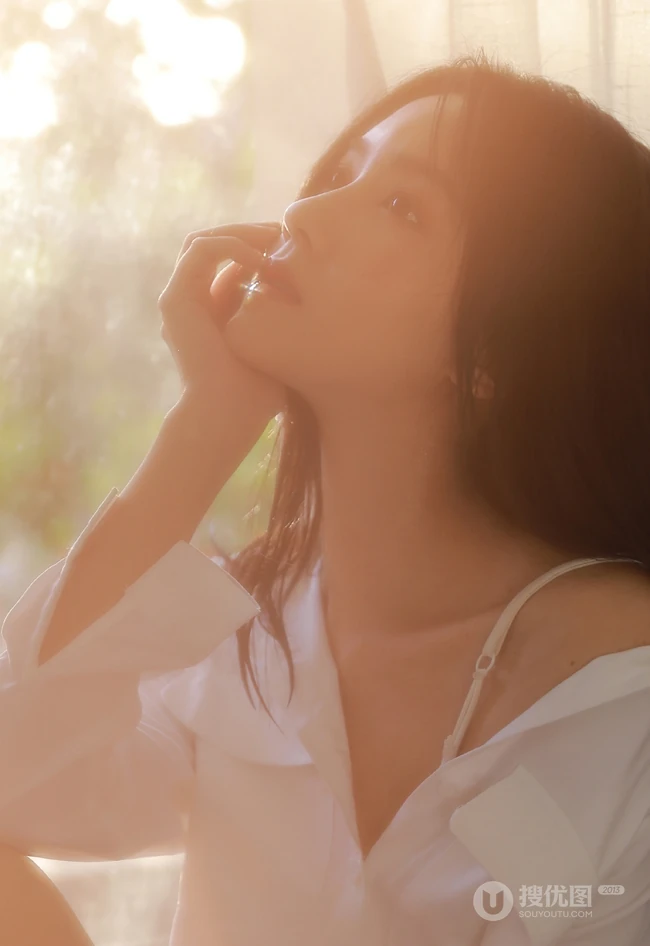 那动人的背影，逆光下的窗前长发柔女生生唯美动人室内写真图片