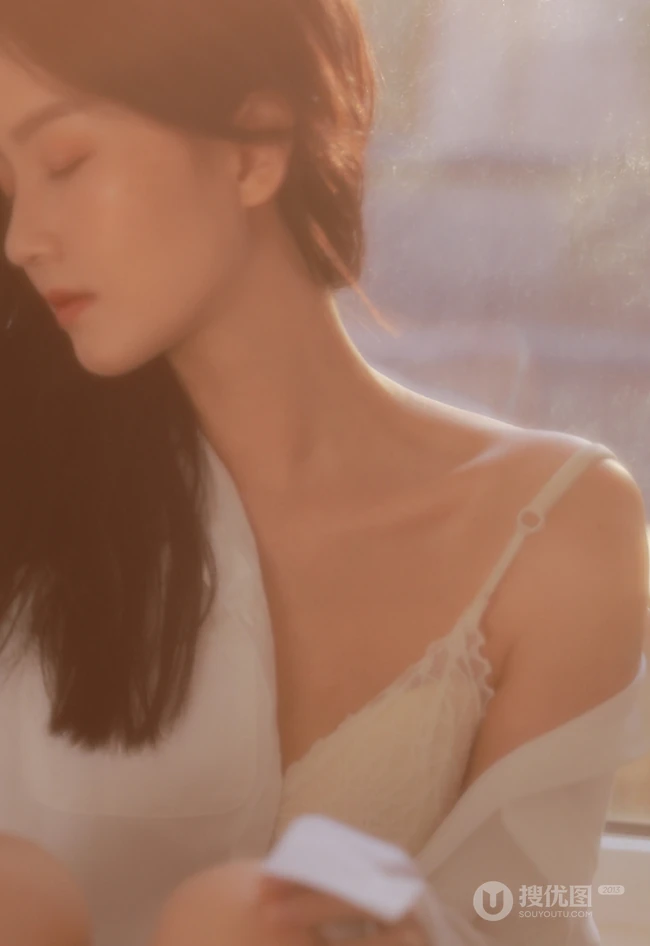那动人的背影，逆光下的窗前长发柔女生生唯美动人室内写真图片