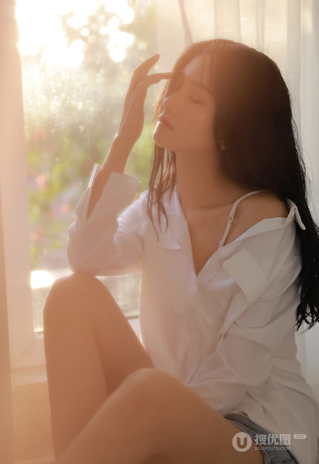 那动人的背影，逆光下的窗前长发柔女生生唯美动人室内写真图片